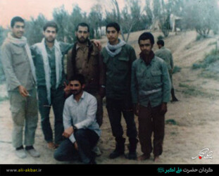 اهواز-اردوگاه کوثر1365-
ایستاده از راست: شهید آرمیون، ... ، شهید داوود محسنی، ...، شهید محمد بابالو
نشسته: شهید ضیغام تمجیدی