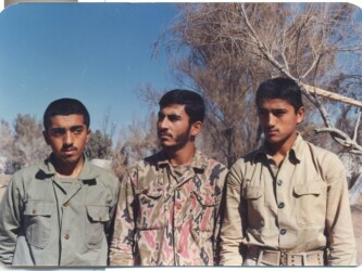 از راست: جانباز محمدرضا طاهرلو - شهید علی قربانی - ؟