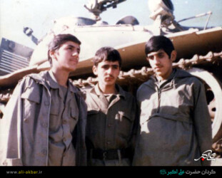از راست:
شهید مسعود فرشادی - جانباز مجید رضاییان - شهید مهدی رضاییان