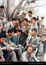شهید سید جمال قریشی با موهای تراشیده –
دلیل تراشیدن مو قبل از کربلای یک، جلوگیری از حملات شیمیایی و استفاده بهتر از ماسک شیمیایی بود. چون ریش و مو باعث ورود گازهای شیمیایی از پشت ماسک به مجاری تنفسی می شد. البته خیلی ها هم زیر بار نرفتند که ریش ها و موهای خود را بزنند.