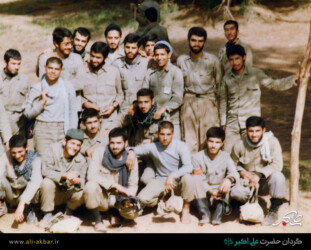 نفر نیمه نشسته در وسط: شهید محمدرضا دهقانی