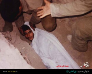 شهید علی قربانی در حال خوابیدن در قبر